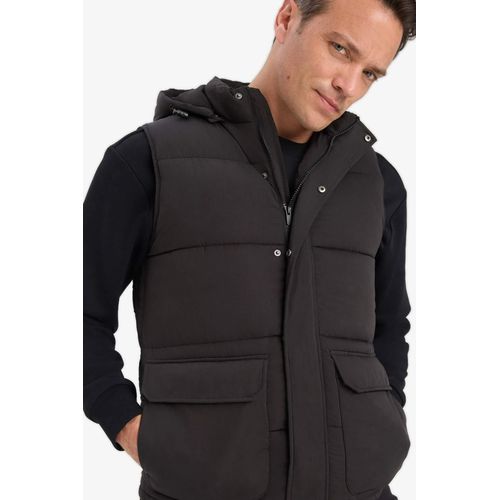 Gilet matelassé imperméable à capuche et fermeture zip avec poches
