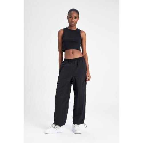 Woman DeFactoFit Coupe Régulière Tissé Pantalon.