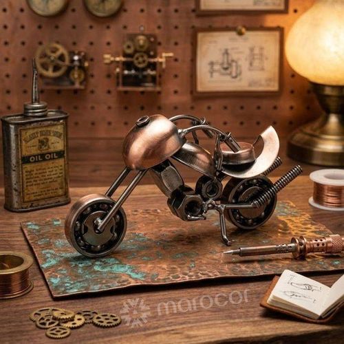 Moto Miniature Artisanale Industrielle Sculpture de Bureau en Metal Recycle et Cuivre Patine