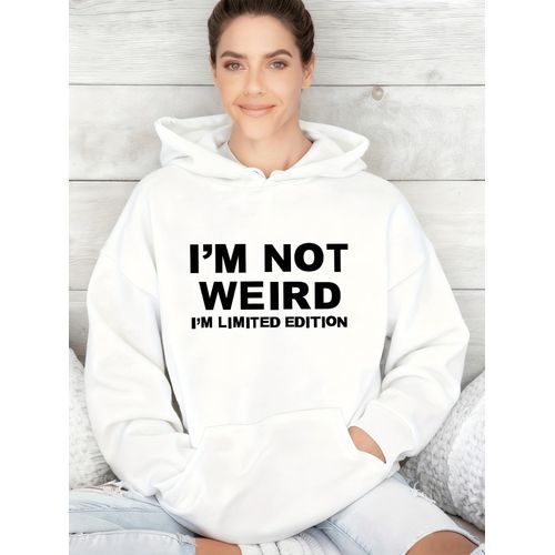 Sweat à capuche tendance pour femme avec un design simple, affichant la phrase JE NE SUIS PAS ÉTRANGE JE SUIS ÉDITION LIMITÉE et un poche kangourou, parfait pour les sorties décontractées en automne et en hiver.