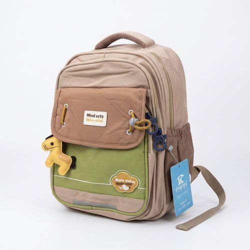 Sac à dos cartable scolaire ergonomique pour enfants avec plusieurs compartiments zippés poches latérales bretelles rembourrées ajustables et sangle de poitrine détachable design tricolore beige marron vert avec pendentif cheval et détails réfléchissants