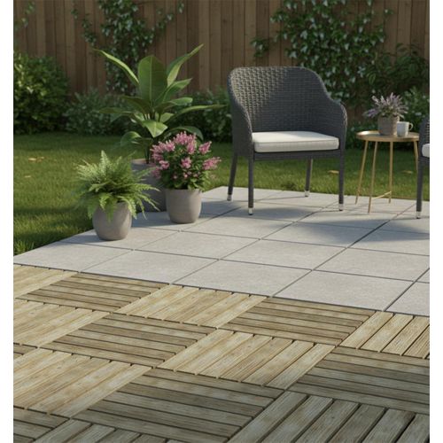 La dalle de terrasse bois SALMA (50x50 cm, épaisseur 30 mm) en pin sylvestre autoclave classe 3 est une solution esthétique, durable et facile à installer, idéale pour balcons et jardins. Elle résiste aux intempéries, champignons et insectes
