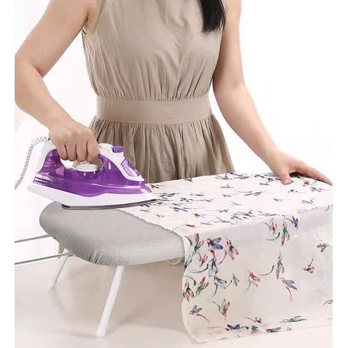 طاولة كي صغيرة قابلة للطي، موفرة للمساحة، سهلة التحريك ومحمولة، مثالية لكيّ الملابس على طاولة صغيرة.