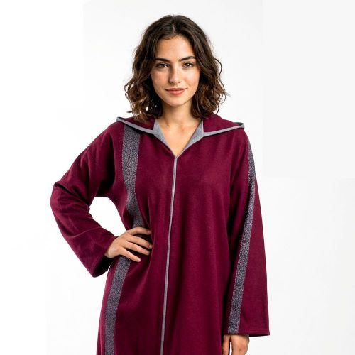 Djellaba Femme Moderne Bordeaux avec Capuche – Coupe Longue Élégante