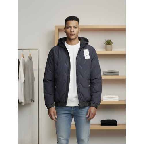 سترة رجالية بقبعة بتصميم أنيق وعصري، مريحة وذات مظهر مرتب