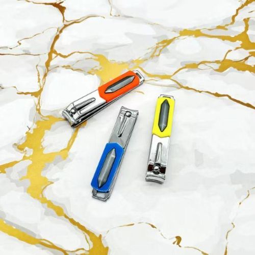 Coupe-ongles en acier inoxydable résistant, design ergonomique et durable.