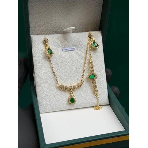 Parure de Bijoux Dorée avec Pierres Rouges et Finitions Dentelées, Boucles d'Oreilles et Collier de Mariage