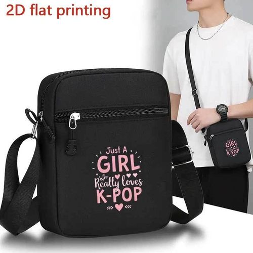 Sac Bandoulière Noir Réglable avec Motifs Style K-Pop - Fabriqué à partir de Matériaux Durables, Offrant de Multiples Compartiments Adaptés aux Téléphones, Clés et Essentiels - Parfait pour les Sorties Quotidiennes, les Courts Séjours et les Voyages - A