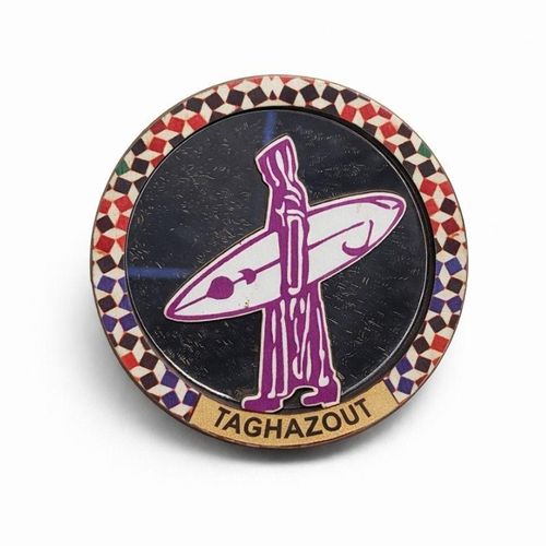 Magnet décoratif souvenir Taghazout avec miroir en verre et motif surf en relief, base ronde en bois contreplaqué, aimant rigide pour réfrigérateur, tableau magnétique, porte ou casier métalliques, accessoire déco esprit voyage Maroc pour maison et bureau