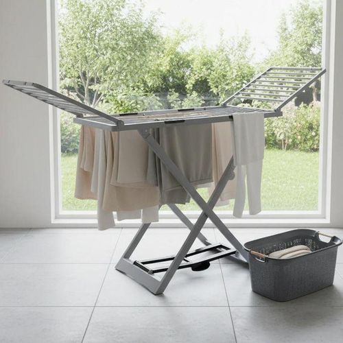 Etendoir en plastique avec panier à linge