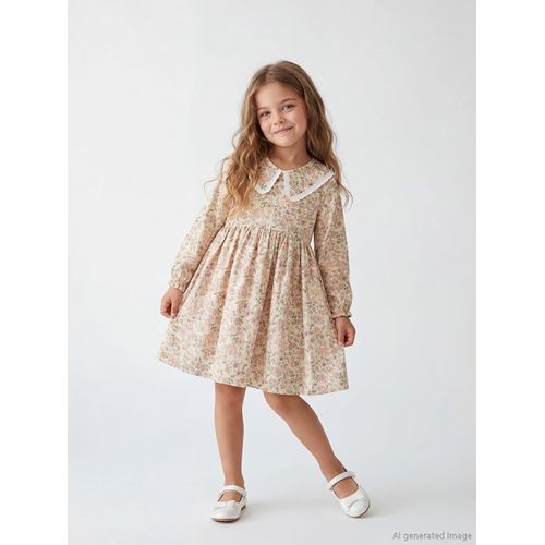 Robe fille imprimée florale avec un col Claudine.