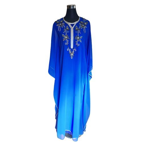 كندورة عصرية أنيقة مكونة من قطعتين مخدومة بخدمة لمعلم باليد و تنبات