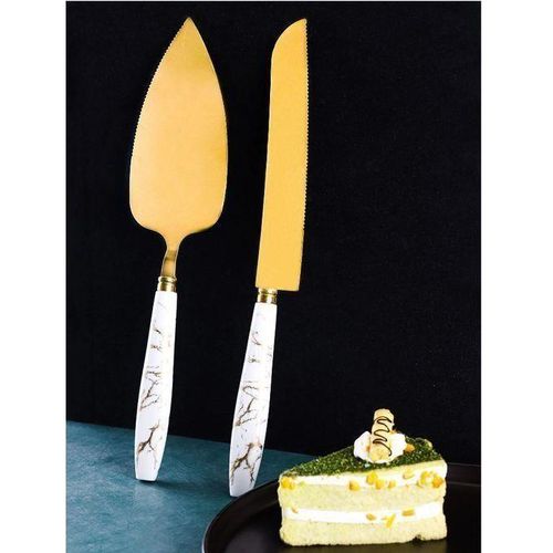 Set de service de pâtisseries élégant avec design doré pour occasions spéciales