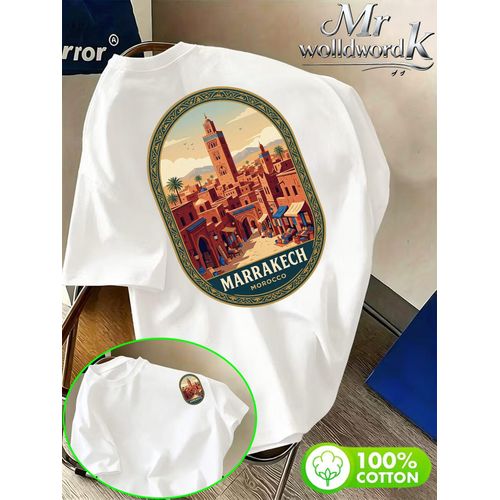 Tenue de trajet minimaliste et artistique avec imprimé d'une scène de rue architecturale de vieille ville dans des tons terreux rouges et lettrage double couche MARRAKECH et MOROCCO. L'imprimé en pur coton fin est élégant et discret, adapté aux trajets