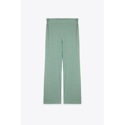 بنطال أزرق بقصة مستقيمة