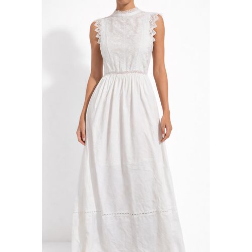 Robe longue blanche dentelle col montant manches volantées