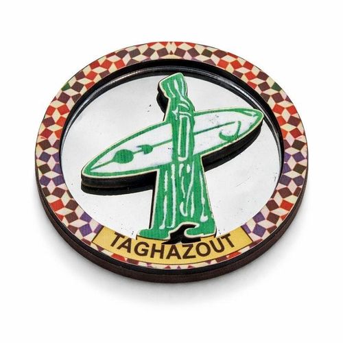 Magnet décoratif souvenir Taghazout avec miroir en verre et motif surf en relief, base ronde en bois contreplaqué, aimant rigide pour réfrigérateur, tableau magnétique, porte ou casier métalliques, accessoire déco esprit voyage Maroc pour maison et bureau