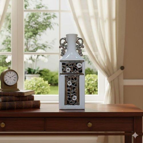 Vase Décoratif de Style Baroque avec Accents Ornementaux