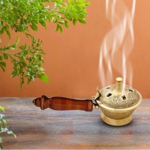 Bruleur d'encens doré , traditionnel avec motifs décoratifs complexes. avec une poignée en bois permet de déplacer le brûleur facilement pour diffuser l parfumée dans différentes pièces .