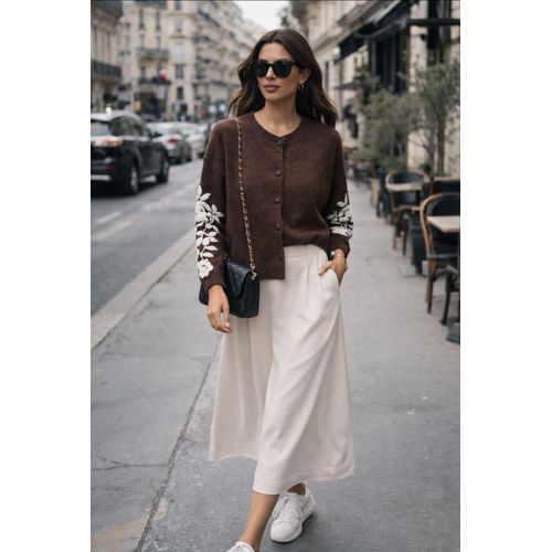 Pull cardigan marron brodé – manches fleuries