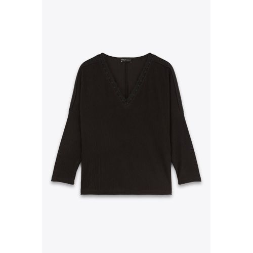 بلوزة سوداء من الدانتيل الأسود