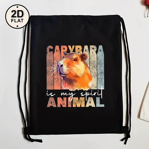 Un sac noir à cordon avec un adorable imprimé de capybara, fabriqué à partir d'un matériau doux, parfait pour transporter et ranger. Idéal pour les vacances, les entraînements, le shopping, le sport et le yoga, ce qui en fait un excellent choix de cadea