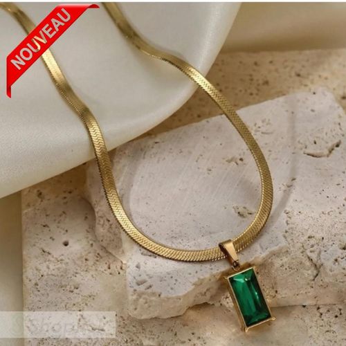 Collier doré avec pendentif rectangle vert – Élégance moderne