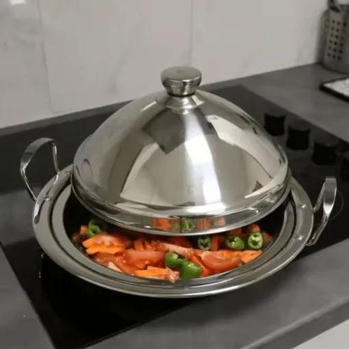 Tajine en métal élégant pour préparer vos plats préférés en acier inoxydable.