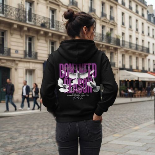 Hoodie noir à capuche, 1 pièce, imprimé graphique violet et blanc avec ailes stylisées au dos, style sport casual streetwear tendance