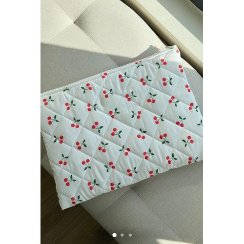 غطاء حاسوب محمول باللون الكرز