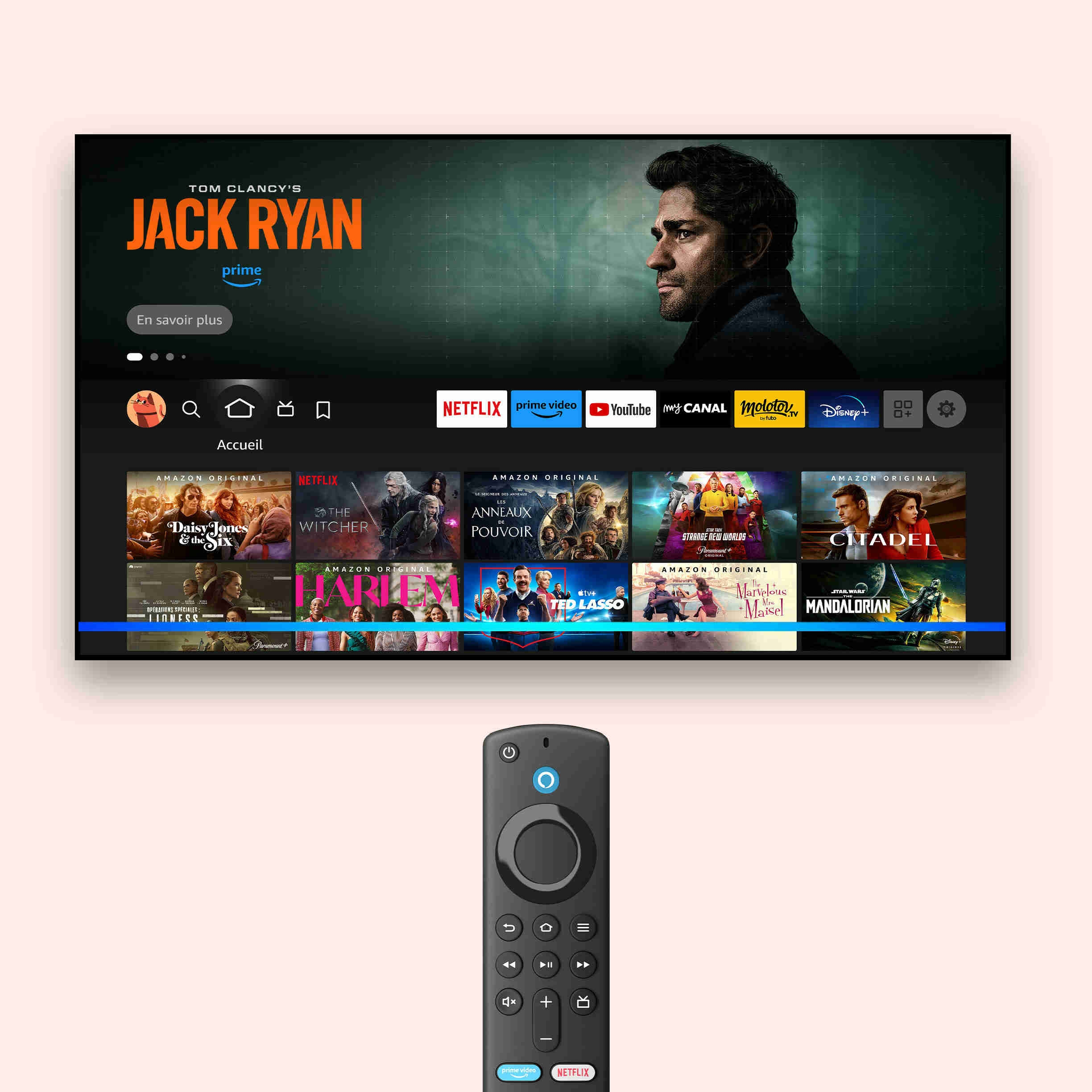 Une smart TV affiche l'écran d'accueil de Prime Video avec différents contenus. Une barre bleue s'étend sur l'interface pour indiquer que les commandes vocales Alexa sont actives.  Sous la télévision se trouve une télécommande vocale Alexa Fire TV.