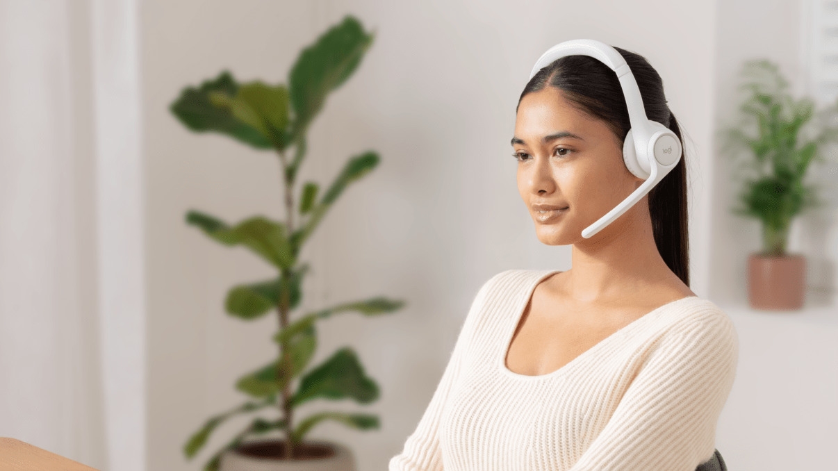 Femmes travaillant avec un casque