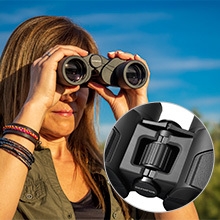 femme regardant à travers des jumelles, vue détaillée de la roue de mise au point