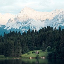 Vue paysage avec montagnes enneigées