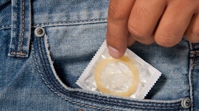 Bien faire l'amour avec un préservatif - Santé Magazine