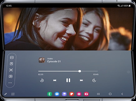 Une vidéo est diffusée sur l’écran principal du Galaxy Z Fold5 en mode Flex. Le panneau Mode Flex affiche les commandes de lecture dans la moitié inférieure de l’écran.