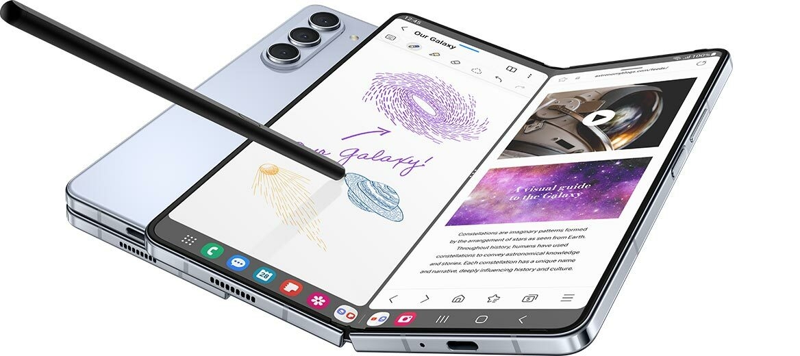 Deux Galaxy Z Fold5. L’un est plié et vu de l’arrière. L’autre est ouvert sur l’écran principal. Deux fenêtres sont ouvertes sur l’écran principal. L’une affiche une application de prise de notes avec des dessins créés avec le S Pen survolant l’écran. L’autre affiche un navigateur Internet.