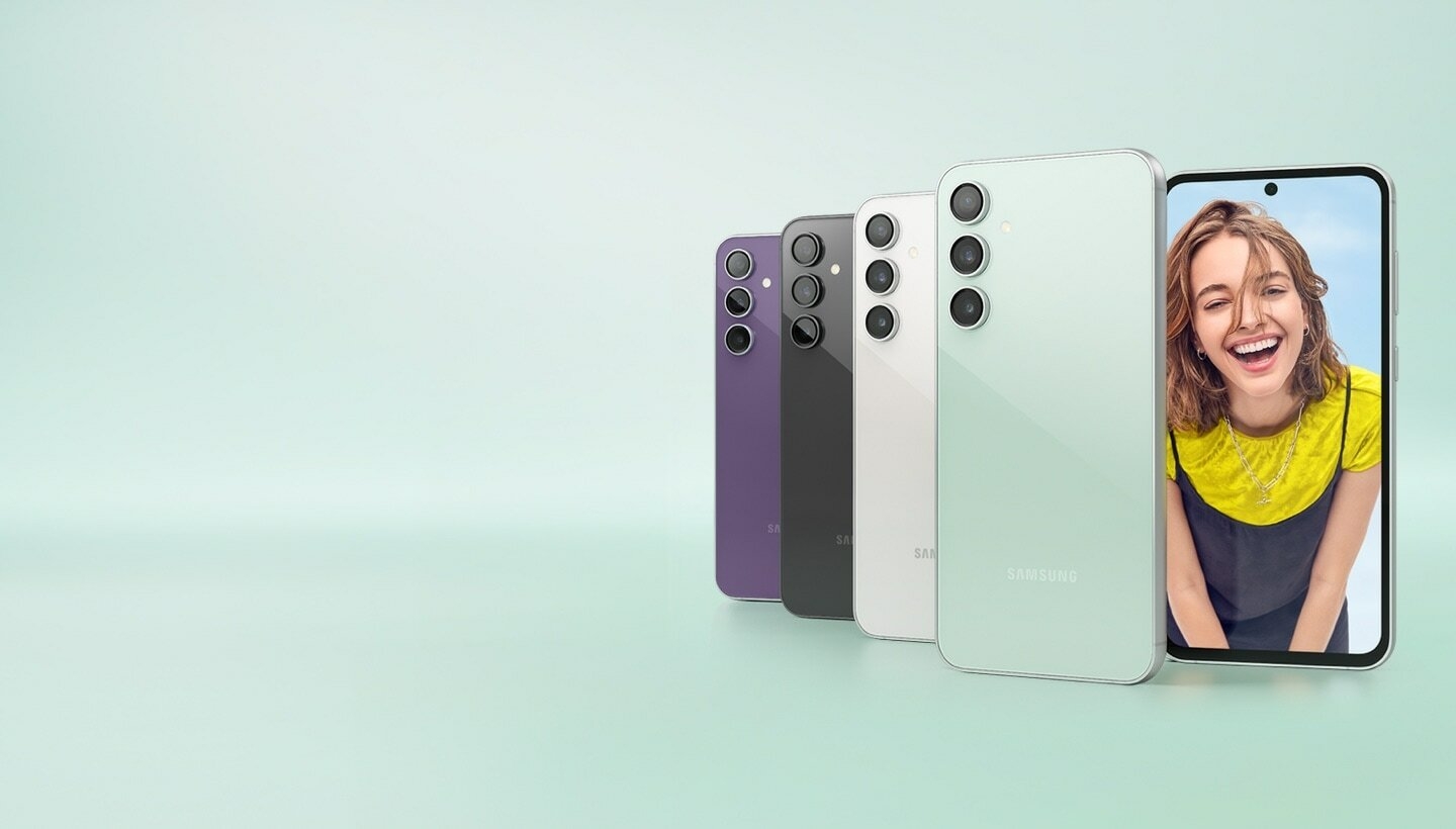 Cinq appareils Galaxy S23 FE en violet, graphite, crème et menthe.  On en voit quatre debout…