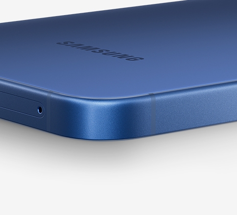 Gros plan sur le coin du Galaxy S25 plus et son cadre en aluminium.