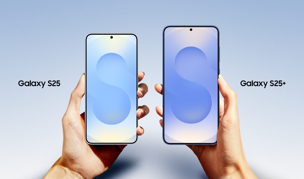 Le Galaxy S25 en Icyblue et le Galaxy S25 plus en Navy, plus grands, sont tenus et vus depuis l’écran principal.