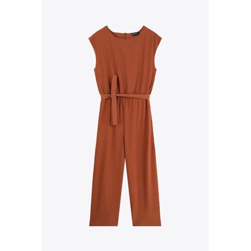 بدلة عمل بنية اللون مزودة بحزام