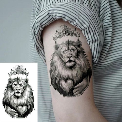 Tatouage Temporaire Imperméable Lion avec couronne a la main et armure pour hommes et femmes