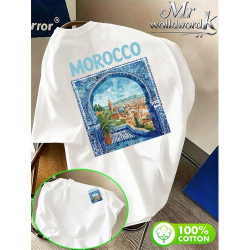 Le lettrage audacieux MAROCS en haut du motif définit le thème. La reproduction de style aquarelle vintage capture les scènes de rue d'une ancienne ville nord-africaine, avec des arches en carreaux à motifs pleines de caractère régional. Les tons du l
