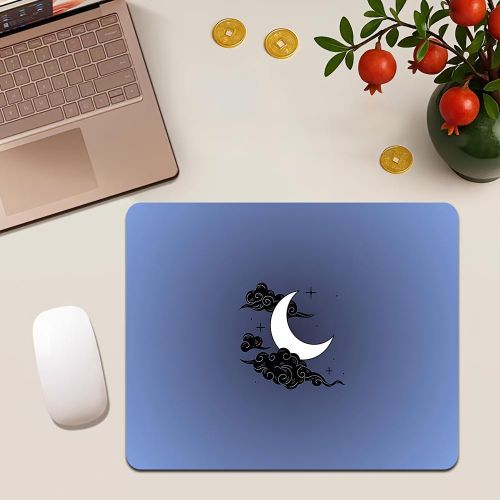 Tapis de souris de gaming uni bleu clair avec un motif simple de nuage et de croissant de lune, doté d'une base antidérapante en caoutchouc et d'une impression haute définition. Un accessoire de décoration de bureau polyvalent pour la maison, le bureau,
