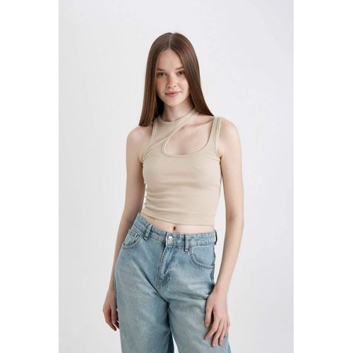 توب بلا أكمام مضلع بقصة ضيقة