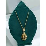 Un collier de dame arabe avec un pendentif rond plaqué or dans des bijoux de robe de mariée traditionnelle