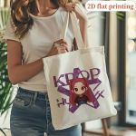 Sac fourre-tout graphique K-Pop pour femmes - Sac à bandoulière décontracté en polyester blanc avec design violet et rose, bandoulière fixe, sans fermeture, parfait pour la plage, les achats et les cadeaux de vacances, sac de plage