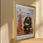 product_image_name-Generic-Pack Royal – Portrait Officiel de Sa Majesté le Roi Mohamed Six (50x70 cm) + Drapeau Marocain de Bureau sur Support-Hauteur 24,5 cm-3