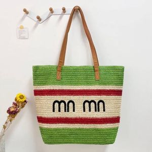 Sac "MN" à main en paille idéal pour ajouter une touche d'élégance à votre tenue  avec design estival et stylé.