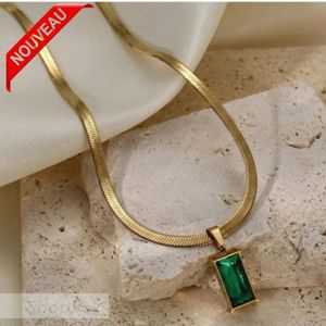 Collier doré avec pendentif rectangle vert – Élégance moderne